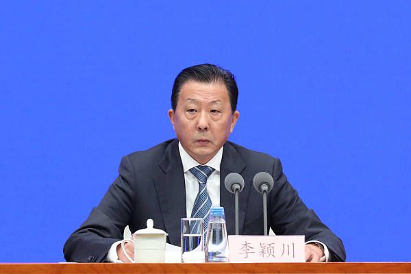 电影《平凡英雄》是导演陈国辉继《烈火英雄》后又一部取材自真实事迹的作品，《烈火英雄》在2019年上映时感动并吸引了一大波观众对最美逆行者消防员的关注